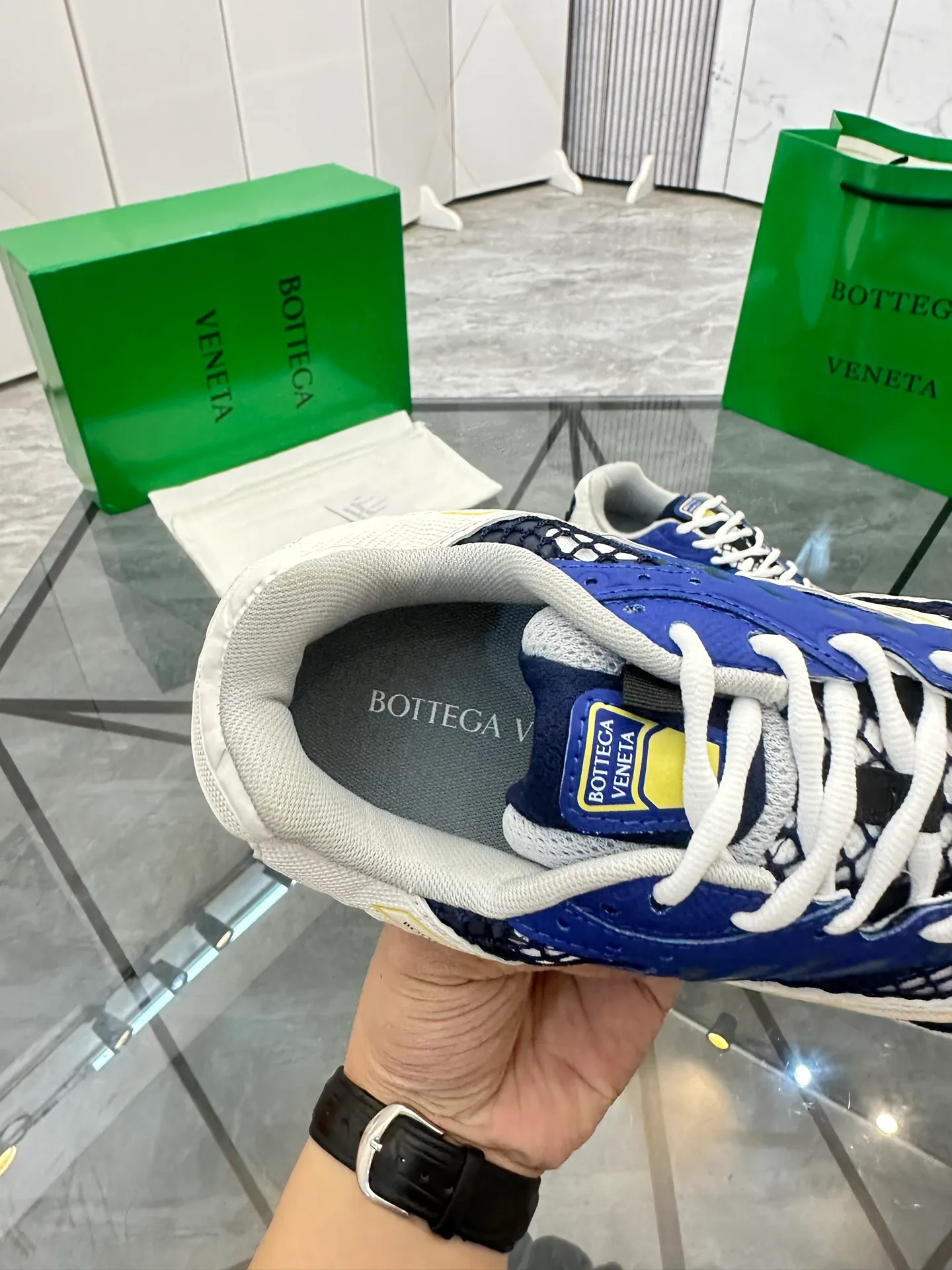 Factory men's shoes 💰: 620💰 (top version) BV Orbit sneakers Wang Yibo's same style couple's dad shoes Runner sneakers, made of lightweight technical mesh fabric. Matched with geometric pattern designed rubber outsole Wang Zha series high version Look for the package craftsmanship The actual height is much higher, but the legs are still slim. Very nice and playable and durable Matching to the standard 💯 Package shoe technology Look for the high version The outsole is made of color-blocked TPU outsole Women's model 35 36 37 38 39 40 41 (40 41 customized) Men's model 38 39 40 41 42 43 44 45. (Customized size 38 45.46) No. H345